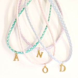 COLLAR CINTA TOPITOS INICIAL DORADA LISA