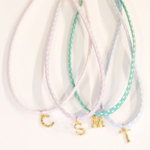 COLLAR CINTA TOPITOS INICIAL DORADA RUGOSA