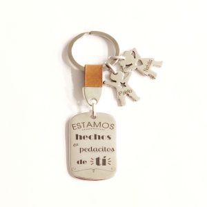 LLAVERO PERSONALIZADO DE CUERO Y ZAMAK PARA PAPÁ PARA EL DÍA DEL PADRE “ESTAMOS HECHOS DE PEDACITOS DE TI CON NIÑOS COLGANDO”