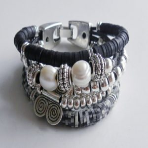 PULSERA MUJER CON ANILLAS DE ARCILLA, PERLAS DE RÍO, ABALORIO MARIPOSA Y BOLAS