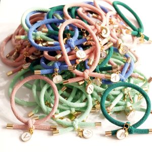 PULSERA ELÁSTICA NUDO CON INICIAL Y COLGANTE